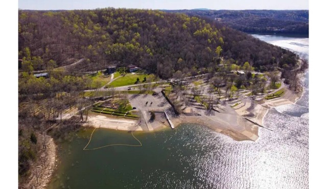 Center Hill Lake House, Walk to Hurricane Marina. Sleeps 10