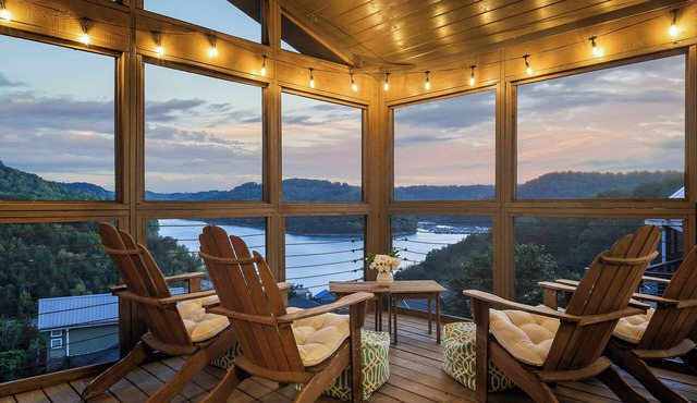 Center Hill Lake House w/Lake View/Access, Hot Tub & Pool