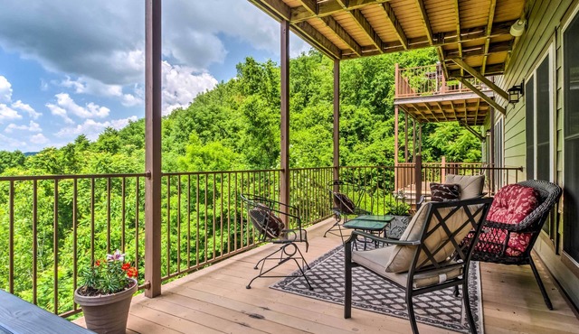 Center Hill Lake Rental: Steps to Hurricane Marina