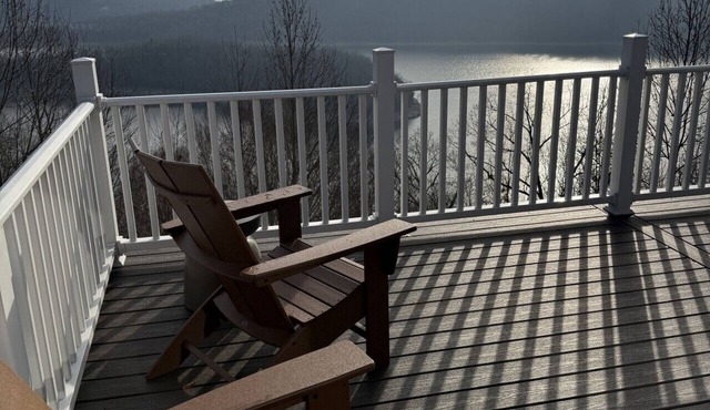 Center Hill Lake Retreat: Views! Pool, HotTub, GreatLocation, 8 Beds & Elevator!