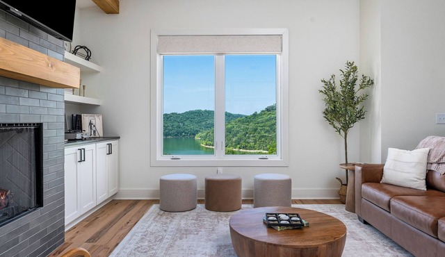 Center Hill Lake Retreat, Views, Firepit, Spacious Decks, Sleeps 8