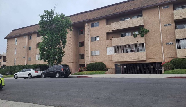 Center located in Los Angeles, 2 bedroom 2 baths, close to everthing