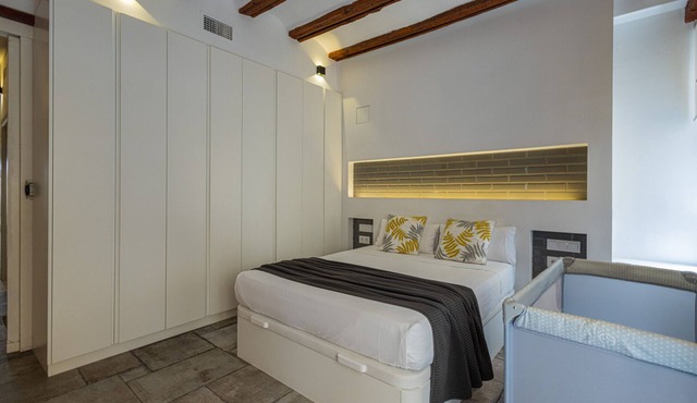 CENTER-MODERN 1BR, 2BA-TERRACE, WI-FI, A/C