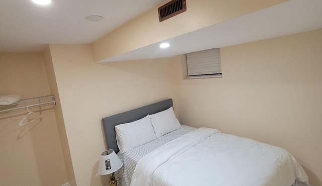 Center of Barrie city, 5.3km to Barrie lake and 5minutes to 400.2 guest allowed