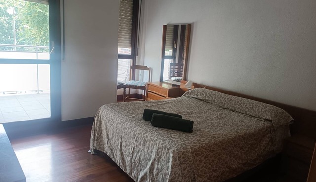 Center of Bilbao. Pets are allowed. Complete studio with balcony, ideal for couples