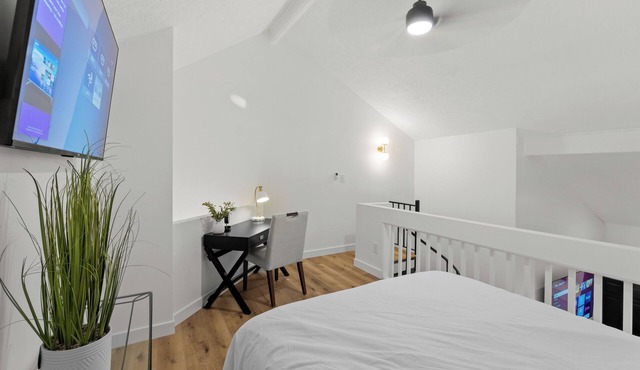 Center of City Private Townhome/courtyard/firepit 2 bed