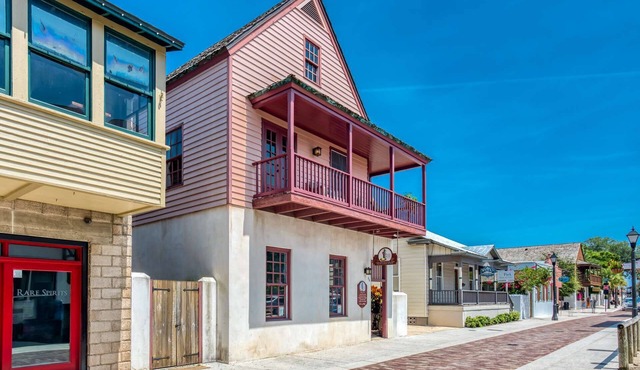 Center of Historic City- Balcony Overlooks Shops, Restaurants, Bars, Free Parking, Walk Everywhere!