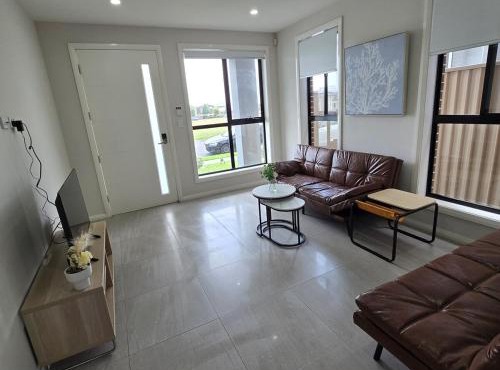 Center of Rouse Hill house with back yd