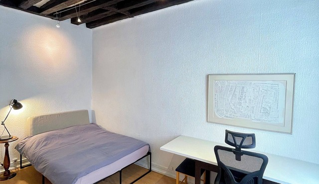 ♕CENTER. Quiet studio. Bastille/Marais. Exposed beams. Shops, cafes & leisure♕