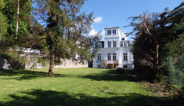 Center/station/sea level: historic villa "La Cressonnière" and its vast garden