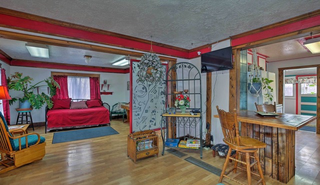 Center Street Cottage walking distance to I.S.U Holt Arena