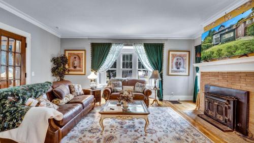 Center to all of Rochester's entertainment - 5 bedroom home