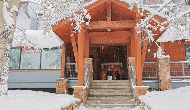 Center Village Ski In/Out Perfectly decorated and sleeps 6 Walk to everything