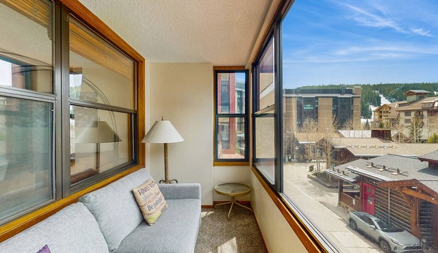 Center Village Studio w/Sun Room, Kitchen, & Shared Hot Tub - Walk to Lift
