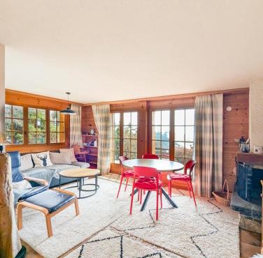 Centered Ski/Swim Ap. w/private yard & fireplace