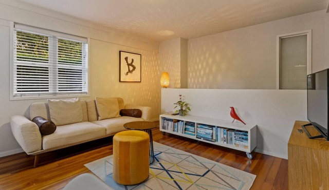 Central 4BR Nook with Backyard by Western Springs