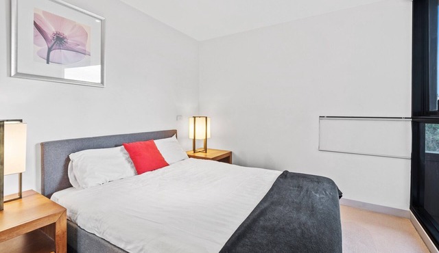 Central 1-Bed Apartment with Secure Parking