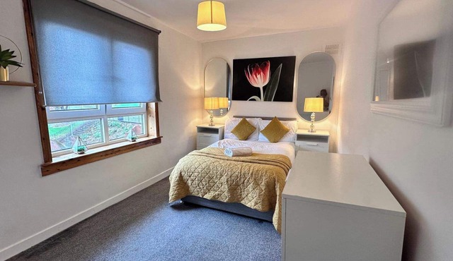 Central 1-Bed Apt, Sleeps 4, 5 mins to Station