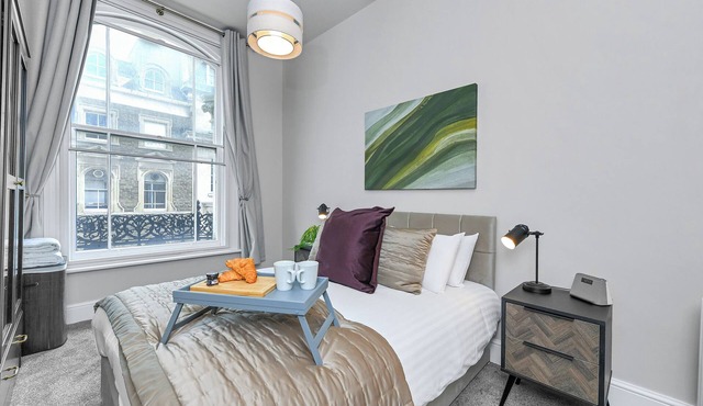 Central 1-Bed with Free Wi-Fi Near Market Square