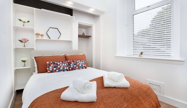 Central-1Bedroom-Fast Wifi- by Holiday Homes