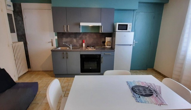 Central 1BR Apartment with Wi-Fi and Laundry, Near Shops & Thermal Baths