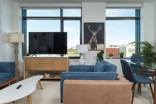 Central 1BR Apartment Assembly Square Pool Gym Parking Sleep 5