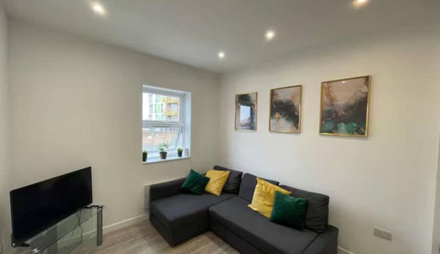 Central 1BR Watford Flat 10C | Stayfolk