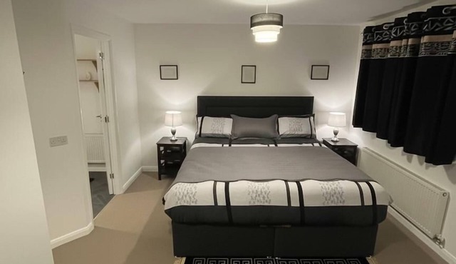 Central 2-Bed Apartment - Sleeps 5 & Free Parking