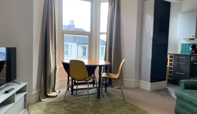 Central 2 bed flat. Free parking (Off-street)