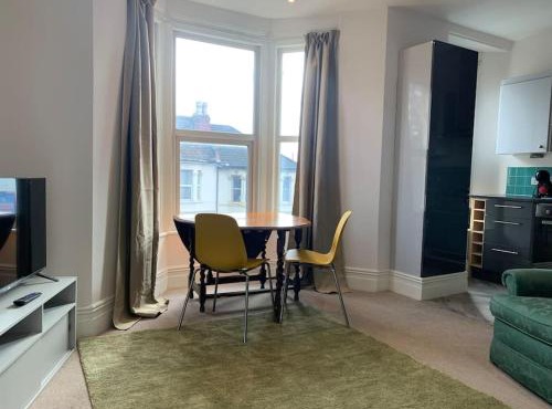 Central 2 bed flat. Free parking (Off-street)