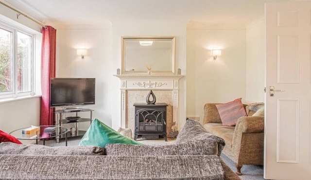 Central 2 Bed House with Garden and Free Parking