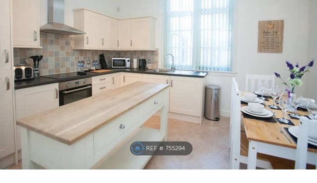 Central 2 Bed, Parking & Private Terrace, Sleeps 6