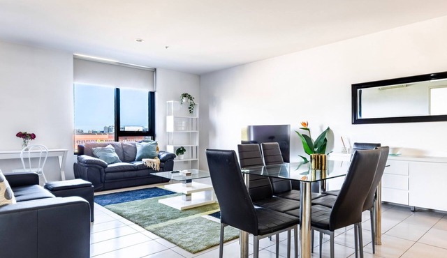 Central 2-Bedroom Apt with Parking in North Melbourne