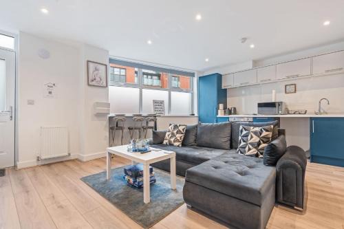 Central 2 Bedroom Apartment with Free Parking Sleeps 8 & Walk to City Centre & Arena