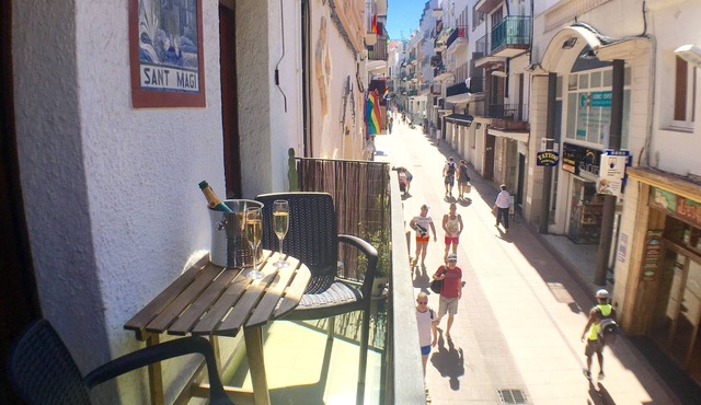 Central 2 bedroom apartment with sunny balcony