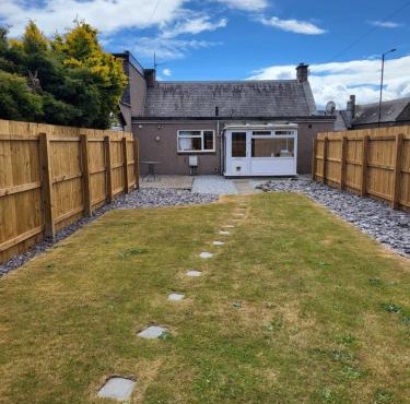 Central 2-bedroom bunglow with double sofa bed