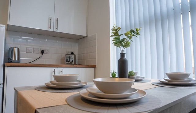 Central 2-Bedroom Home with Wifi in Kettering