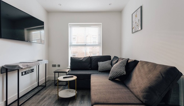 Central 2 double bedroom flat with parking