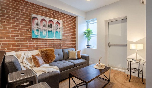 Central 2BDR Condo on Bishop-Vibe Central MTL