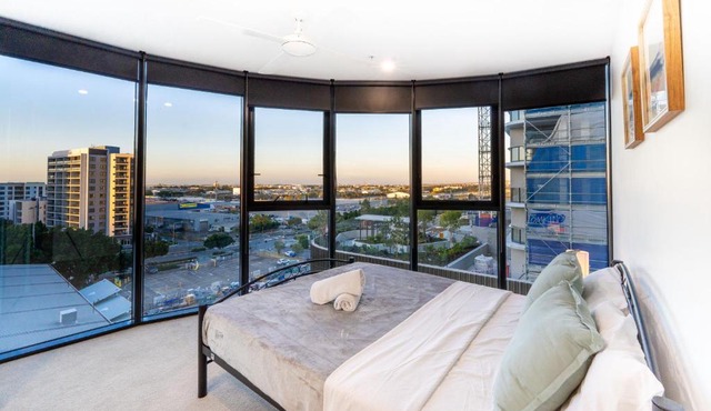 Central 2BR-2BA Resort-Style Retreat In Hamilton - H20705