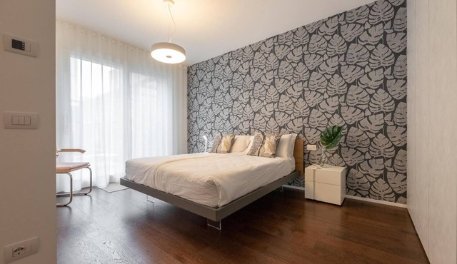 Central 2BR Apartment – Private Parking – Long Term Welcome