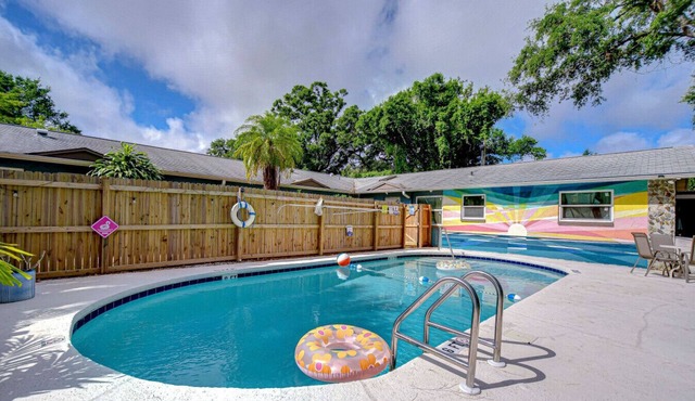Central 2BR Apt: Heated Pool & W/D on Site