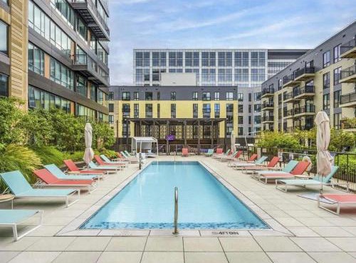Central 2BR Apt w Pool & Gym sleep 7