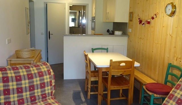 Central 2BR + Cabin, Sleeps 5 - Near Shops, ESF & Pistes, Parking Included