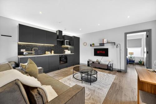 Central 2BR Ensuite Apartment with Multiple Parking Spaces