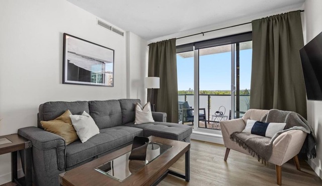 Central 2BR in Kensington w/Parking + AC