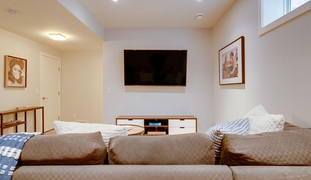 Central 3 bdrm Home in Trendy Marda Loop