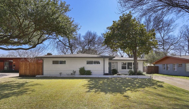 Central 3-Bedroom Home in residential neighborhood