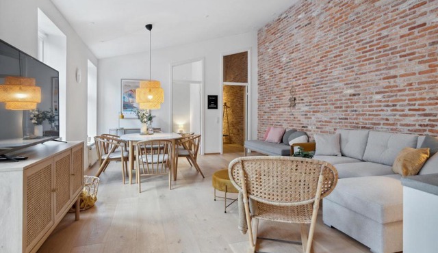 Central 3-bedroom apartment with huge terrace, including queen size beds