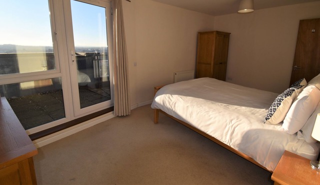 Central 3 Bedroom Apartment with Parking & Balcony